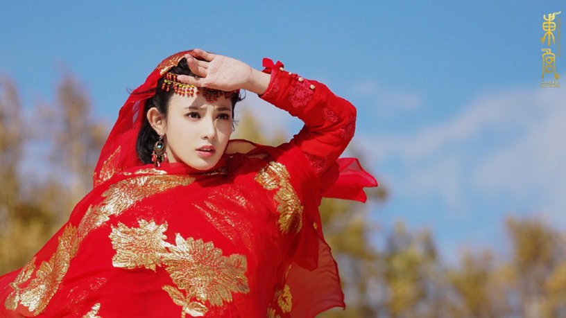 的红衣造型就让人惊艳,还有后来成为太子妃的唐朝古装,每一套都美翻!