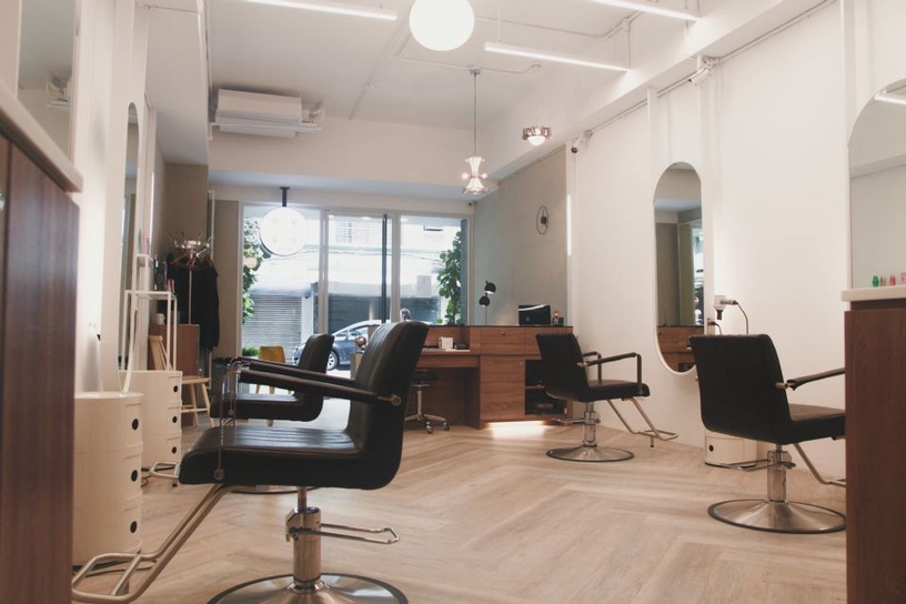 美妆 发型  剪单hair cut only充满设计感的外观,还有店内柔和的灯光