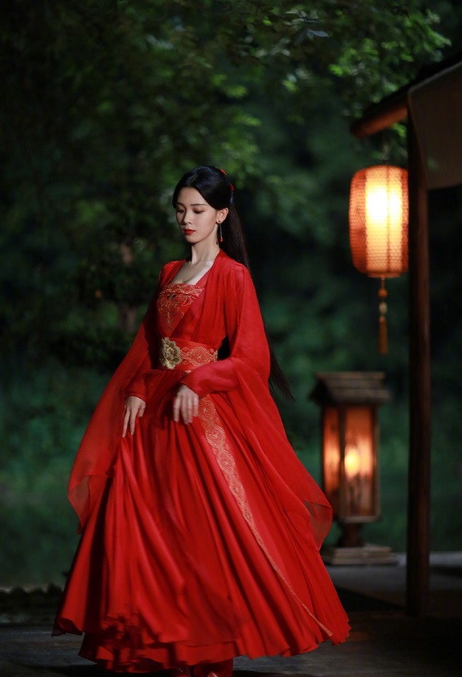 近期热播古装剧「红衣美人」10:陈瑶 饰演《少女大人》苏瓷