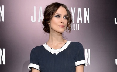 綺拉．奈特莉以優雅海軍藍色系煙燻眼妝出席電影首映