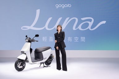 Lulu黃路梓茵代言Gogoro Luna2 踩高跟鞋挑戰「超省力中柱」驚呆！自曝感情觀愛掌控