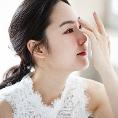 有感撫平「皺眉紋」！眉心紋成因、5招改善眉頭皺紋方法