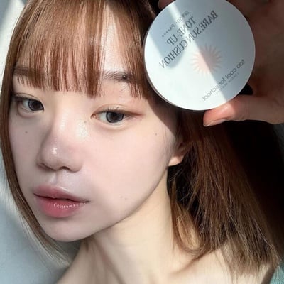 化妝怎麼補防曬？4大關鍵技巧公開！油肌、爆汗肌這樣做，底妝服貼又乾淨，就像剛完妝