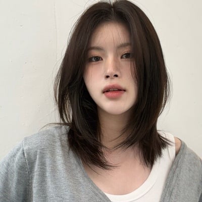 8款不用燙中長髮層次剪推薦！蓬鬆層次剪、日系塊狀剪率性耐看，這款不用整理