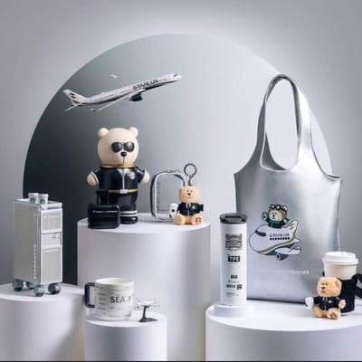 「星宇航空Ｘ星巴克」雙星聯名！Bearista熊變機長、機上餐車收納盒、登機證馬克杯必收