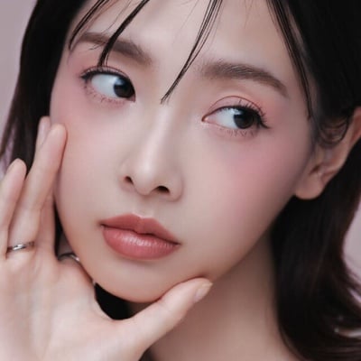 2026日本必買的開架美妝推薦！日本女生清單公開：不掉色唇膏、蜜粉餅、腮紅全必收！