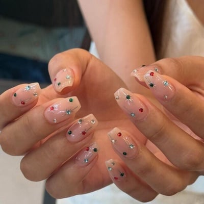 2026「Bedazzling寶石美甲」範本推薦！優雅偽裸甲、知性法式變化款，可愛又耐看
