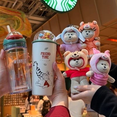小熊維尼Ｘ星巴克聯名登場！小熊維尼馬克杯、旋轉冷水杯、小熊維尼裝扮組等12款一次看
