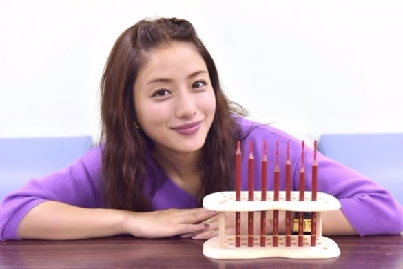 在辦公室也能自體發光！「精算系保養」打造石原聰美的透明肌