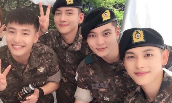 四大美男軍中曬合影！27位現役男神兵入伍、退伍時間總整理