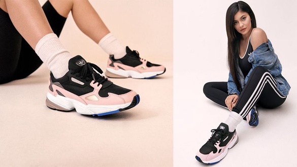Kylie Jenner新歡Adidas Falcon鞋，原來是90年代前衛「莫蘭迪灰」配色