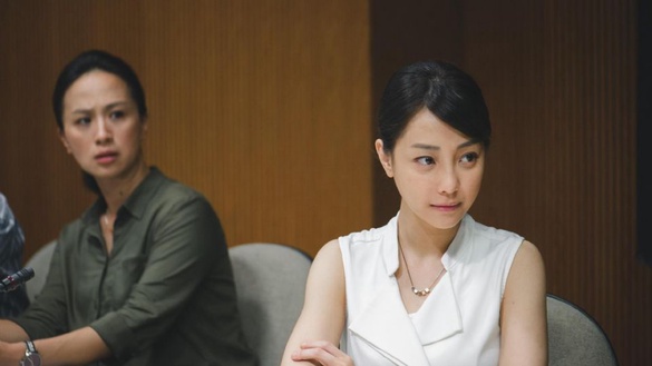 謝欣穎《藍色項圈》梳老師旁分油頭也超正，「發光小臉攻略」被讚爆！