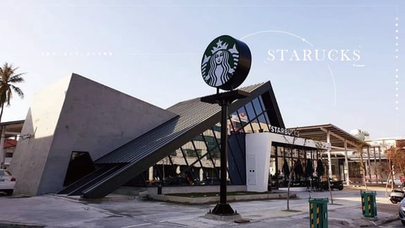 台南北歐風「星巴克」新門市開幕！北歐風特色門市，連假就來喝咖啡～