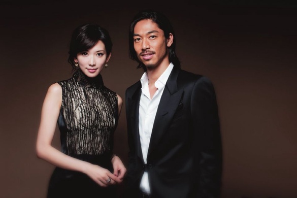 林志玲閃婚啦！對象是小七歲日本「放浪兄弟」成員AKIRA，兩人因舞台劇「赤壁 ~愛~」結緣！