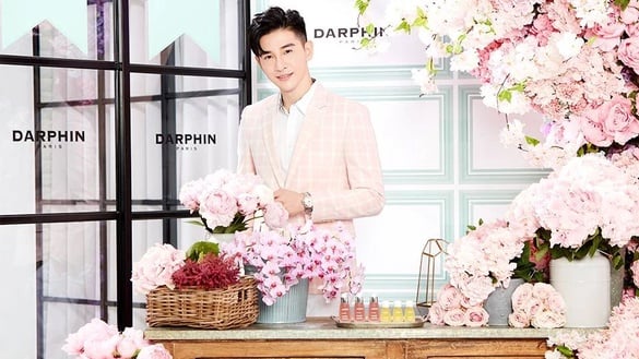 張立昂即將現身！馬上預約「Darphin朵法粉紅花店」，美肌瑜珈、隨心試用、夢幻贈品拿不完，浪漫花海IG準備洗版！