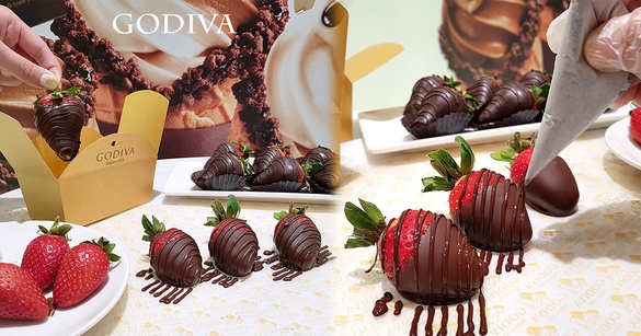 GODIVA巧克力包裹著整顆草莓！GODIVA推出「手製草莓巧克力」，酸甜滋味限定這兩天販售