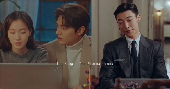 《永遠的君主》Netflix沒翻譯的小細節！李袞充滿私心的通訊錄，明勝雅在寫衮影BL文？