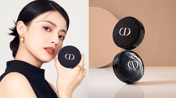 時尚藤格紋美哭網友！迪奧全新精品氣墊，拍拍就有超完美底妝！水潤光VS柔霧光自由變幻