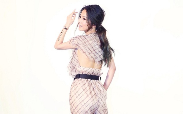 化身時尚都會女 Hebe難得露背秀性感
