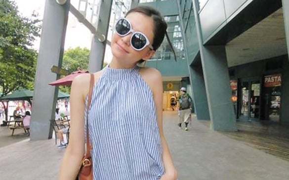 發亮底妝+清爽穿搭，韓笙笙的吸睛時髦公式！