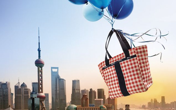 LeSportsac 全新科技材質再升級，Essential 系列超輕盈登場！