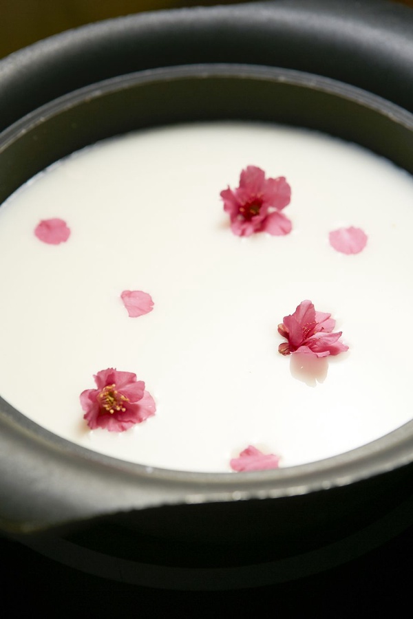 黑毛屋推「櫻花牛奶飛鳥鍋」，超美的櫻花牛奶湯底只有春季限定喔！