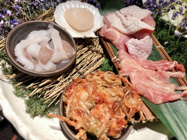 黑毛屋推「櫻花牛奶飛鳥鍋」，超美的櫻花牛奶湯底只有春季限定喔！