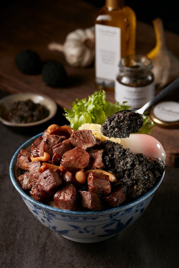 史上最強丼飯「開丼」推春季新菜色，精品級食材入菜，極上板牛排丼、松露角切牛排丼、韓式牛肋石燒拌飯通通必吃！