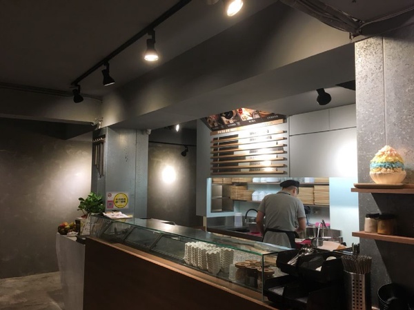 台南知名冰店「SWEET RAINBOW彩虹雪冰」台北也吃得到了！彩色極光雪花冰必吃，竟然還有台南意麵！
