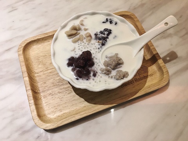 台南知名冰店「SWEET RAINBOW彩虹雪冰」台北也吃得到了！彩色極光雪花冰必吃，竟然還有台南意麵！