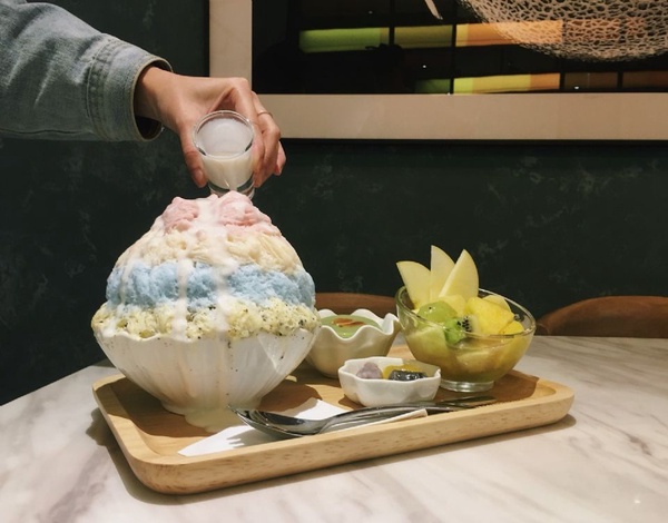 台南知名冰店「SWEET RAINBOW彩虹雪冰」台北也吃得到了！彩色極光雪花冰必吃，竟然還有台南意麵！