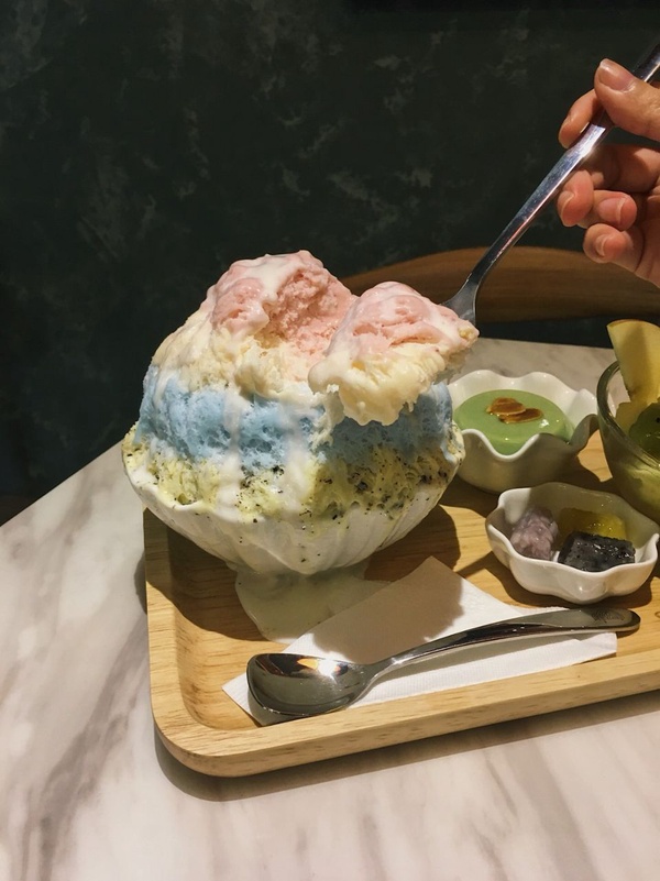 台南知名冰店「SWEET RAINBOW彩虹雪冰」台北也吃得到了！彩色極光雪花冰必吃，竟然還有台南意麵！