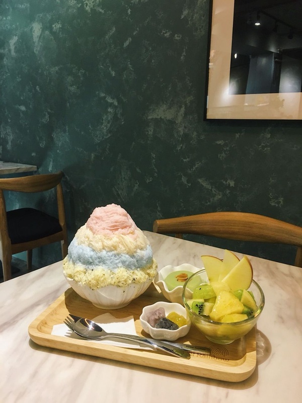 台南知名冰店「SWEET RAINBOW彩虹雪冰」台北也吃得到了！彩色極光雪花冰必吃，竟然還有台南意麵！