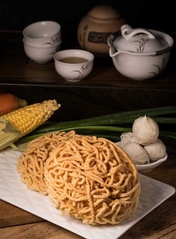 台南知名冰店「SWEET RAINBOW彩虹雪冰」台北也吃得到了！彩色極光雪花冰必吃，竟然還有台南意麵！