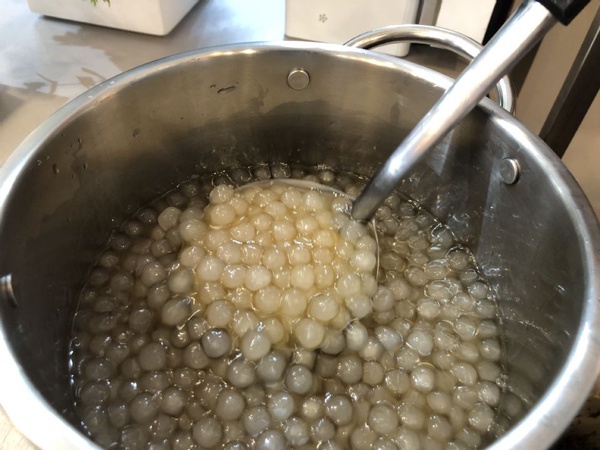 台北必喝極致奶茶「PiQiMi必可蜜」即日起試營運，每日限量的「綠寶珍珠」絕對不可錯過！
