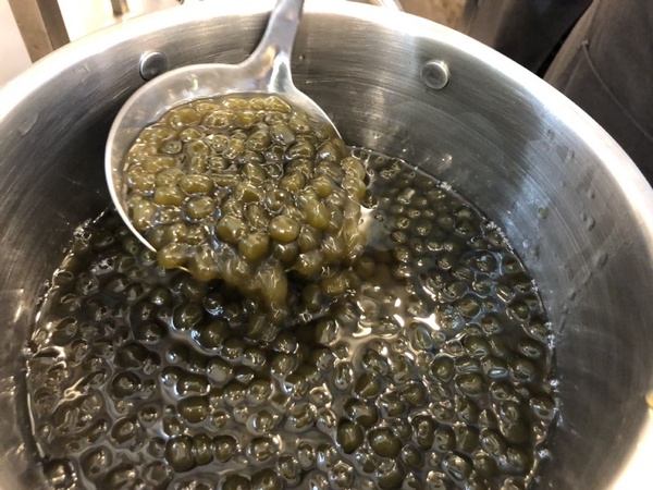 台北必喝極致奶茶「PiQiMi必可蜜」即日起試營運，每日限量的「綠寶珍珠」絕對不可錯過！