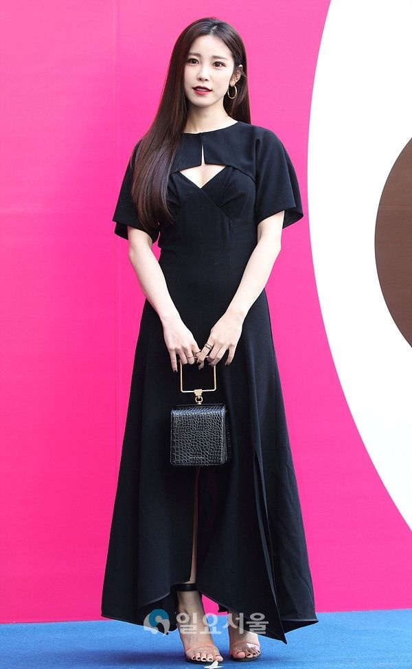 2019首爾時裝周韓星這樣穿！溫柔奶茶色、不敗直條紋本季絕對要入手！