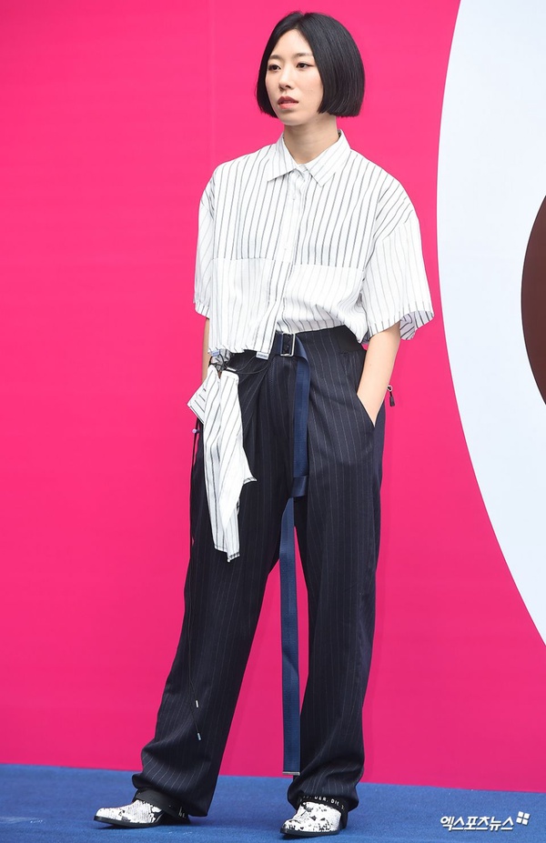 2019首爾時裝周韓星這樣穿！溫柔奶茶色、不敗直條紋本季絕對要入手！