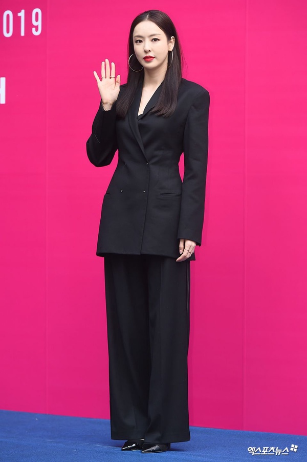 2019首爾時裝周韓星這樣穿！溫柔奶茶色、不敗直條紋本季絕對要入手！