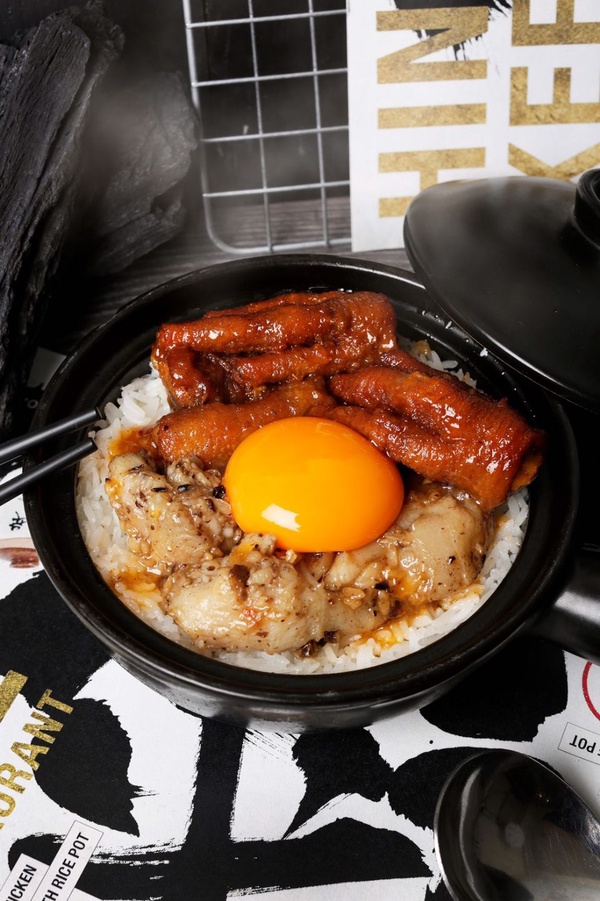 香港最強煲仔飯專門店「陳興發 興記菜館」推新菜色五款煲仔飯，「雙拼煲仔飯加蛋」、「海龍王炒飯」都是必吃菜色！