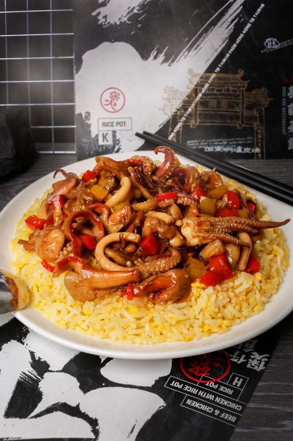 香港最強煲仔飯專門店「陳興發 興記菜館」推新菜色五款煲仔飯，「雙拼煲仔飯加蛋」、「海龍王炒飯」都是必吃菜色！