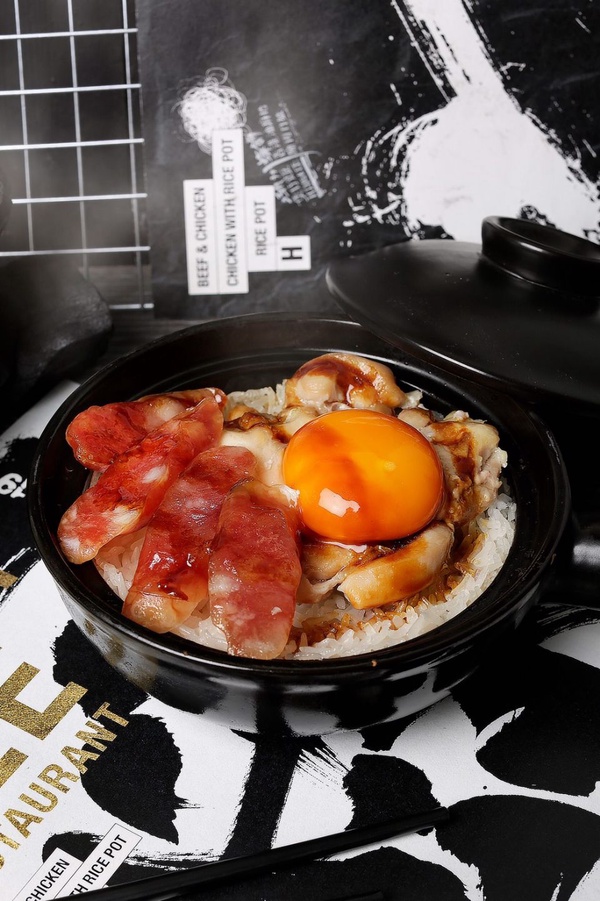 香港最強煲仔飯專門店「陳興發 興記菜館」推新菜色五款煲仔飯，「雙拼煲仔飯加蛋」、「海龍王炒飯」都是必吃菜色！