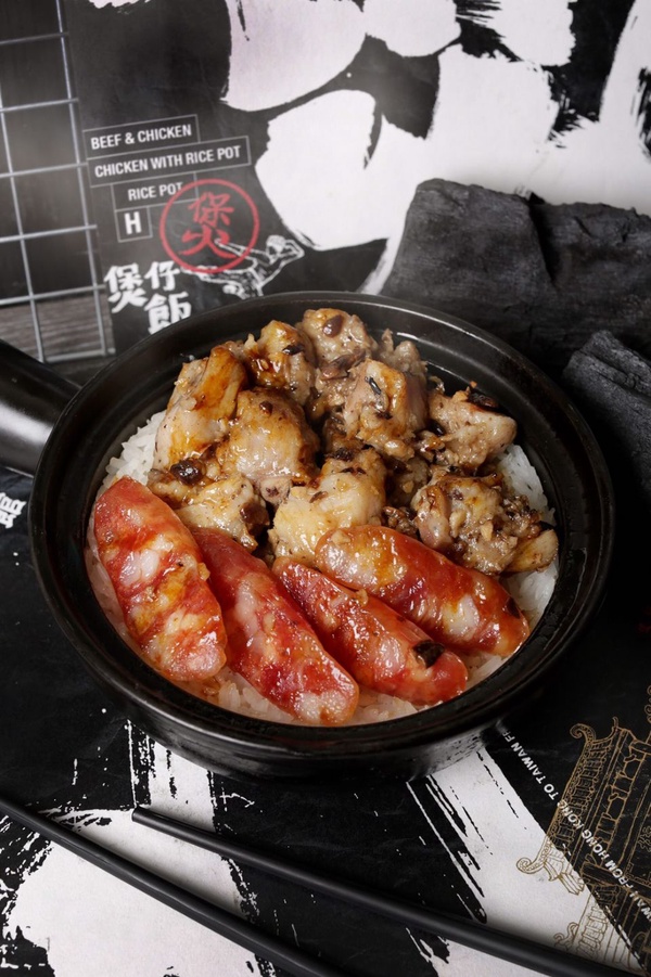 香港最強煲仔飯專門店「陳興發 興記菜館」推新菜色五款煲仔飯，「雙拼煲仔飯加蛋」、「海龍王炒飯」都是必吃菜色！
