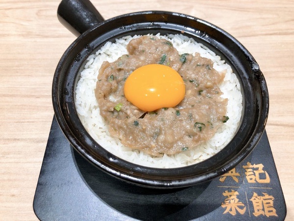 香港最強煲仔飯專門店「陳興發 興記菜館」推新菜色五款煲仔飯，「雙拼煲仔飯加蛋」、「海龍王炒飯」都是必吃菜色！