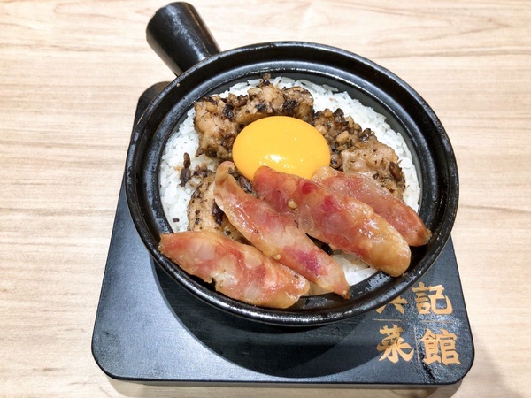 香港最強煲仔飯專門店「陳興發 興記菜館」推新菜色五款煲仔飯，「雙拼煲仔飯加蛋」、「海龍王炒飯」都是必吃菜色！