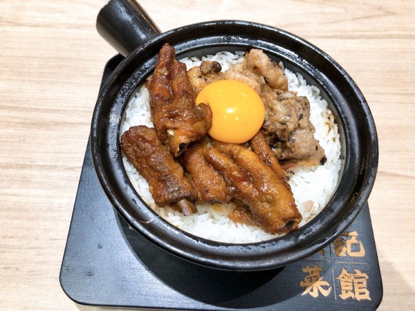 香港最強煲仔飯專門店「陳興發 興記菜館」推新菜色五款煲仔飯，「雙拼煲仔飯加蛋」、「海龍王炒飯」都是必吃菜色！
