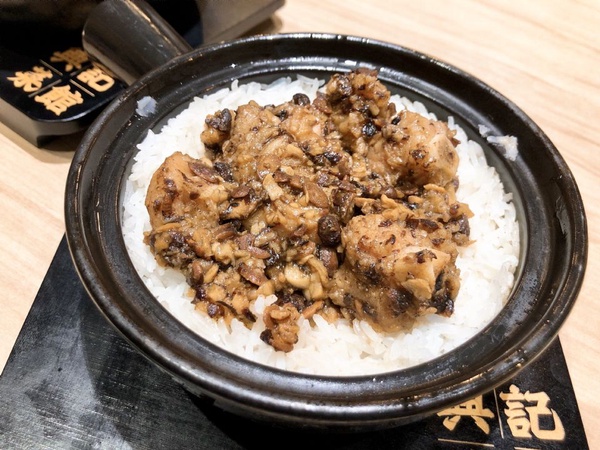 香港最強煲仔飯專門店「陳興發 興記菜館」推新菜色五款煲仔飯，「雙拼煲仔飯加蛋」、「海龍王炒飯」都是必吃菜色！