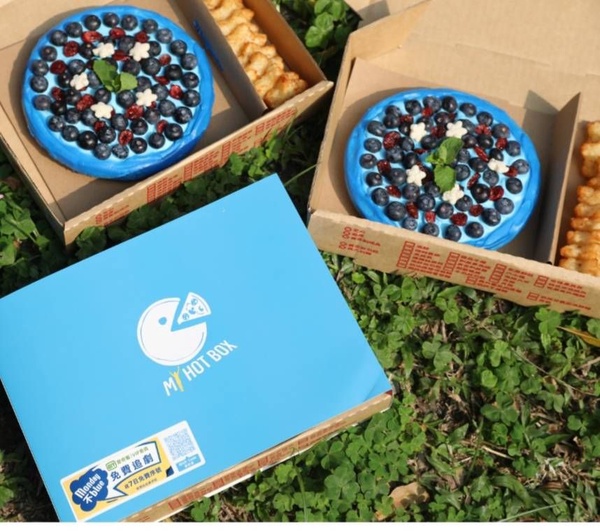 必勝客即日起每周一推出MY HOT BOX個人餐「Blue Box」，還有藍色比薩大玩創意
