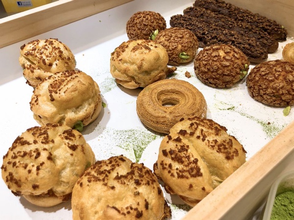 「Beard papa」超人氣餅乾泡芙回歸，酥脆的餅乾泡芙吃起來香濃過癮，還有抹茶季也限時登場喔！