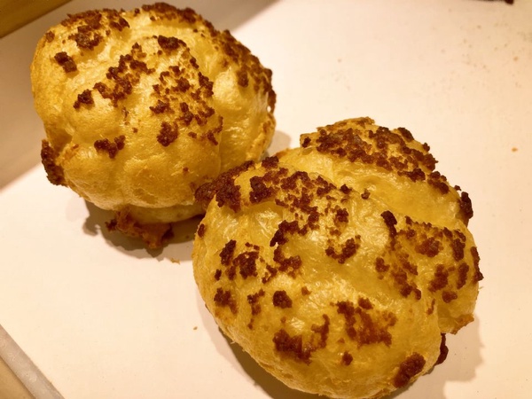 「Beard papa」超人氣餅乾泡芙回歸，酥脆的餅乾泡芙吃起來香濃過癮，還有抹茶季也限時登場喔！